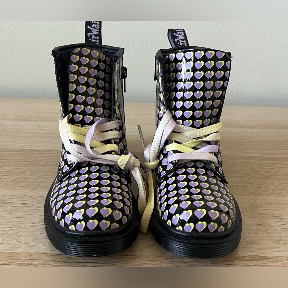 NWOT Dr Martens 1460 Heart Print Patent Boots Kids Black Size 1 Cute Trendy - Picture 7 of 13
